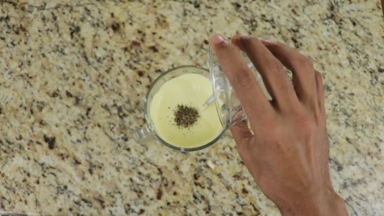 añadir pimienta a la salsa, crema casera