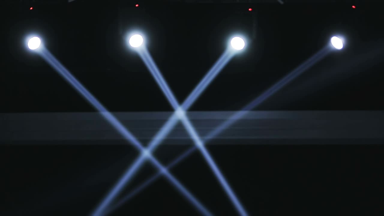 luces de haz en las decoraciones del escenario