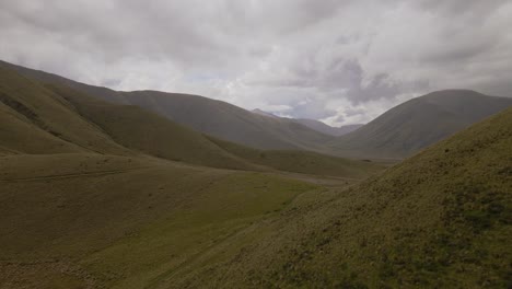 Colinas-Y-Montañas-Ondulantes-En-El-Vasto-Desierto-Del-Sur-De-Nueva-Zelanda