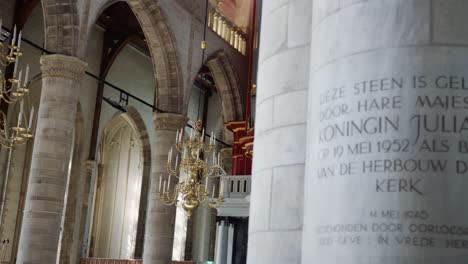 Piedra-Conmemorativa-Dentro-De-Laurenskerk,-Rotterdam,-Países-Bajos