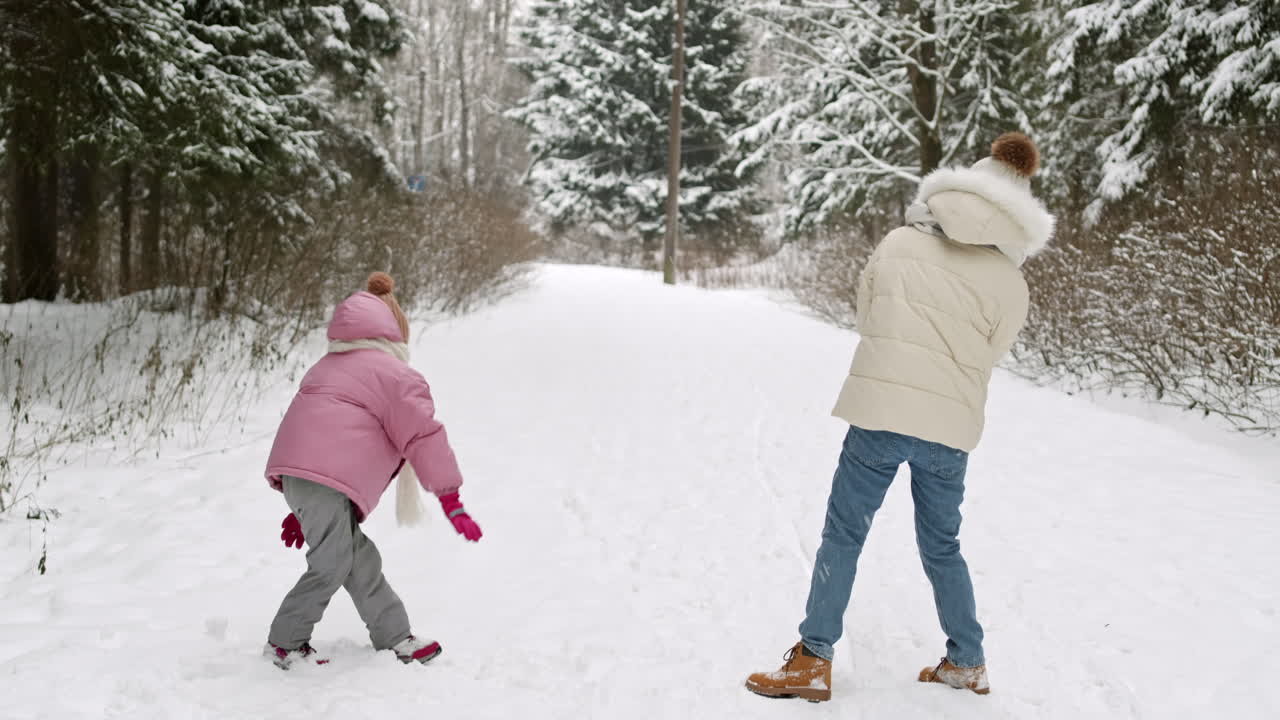 madre e hija jugando en la nieve