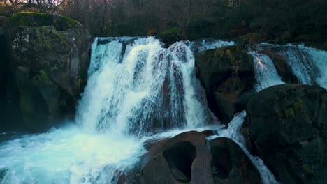 las impresionantes cascadas de la reserva natural de fervenza da noveira en una coruña, españa