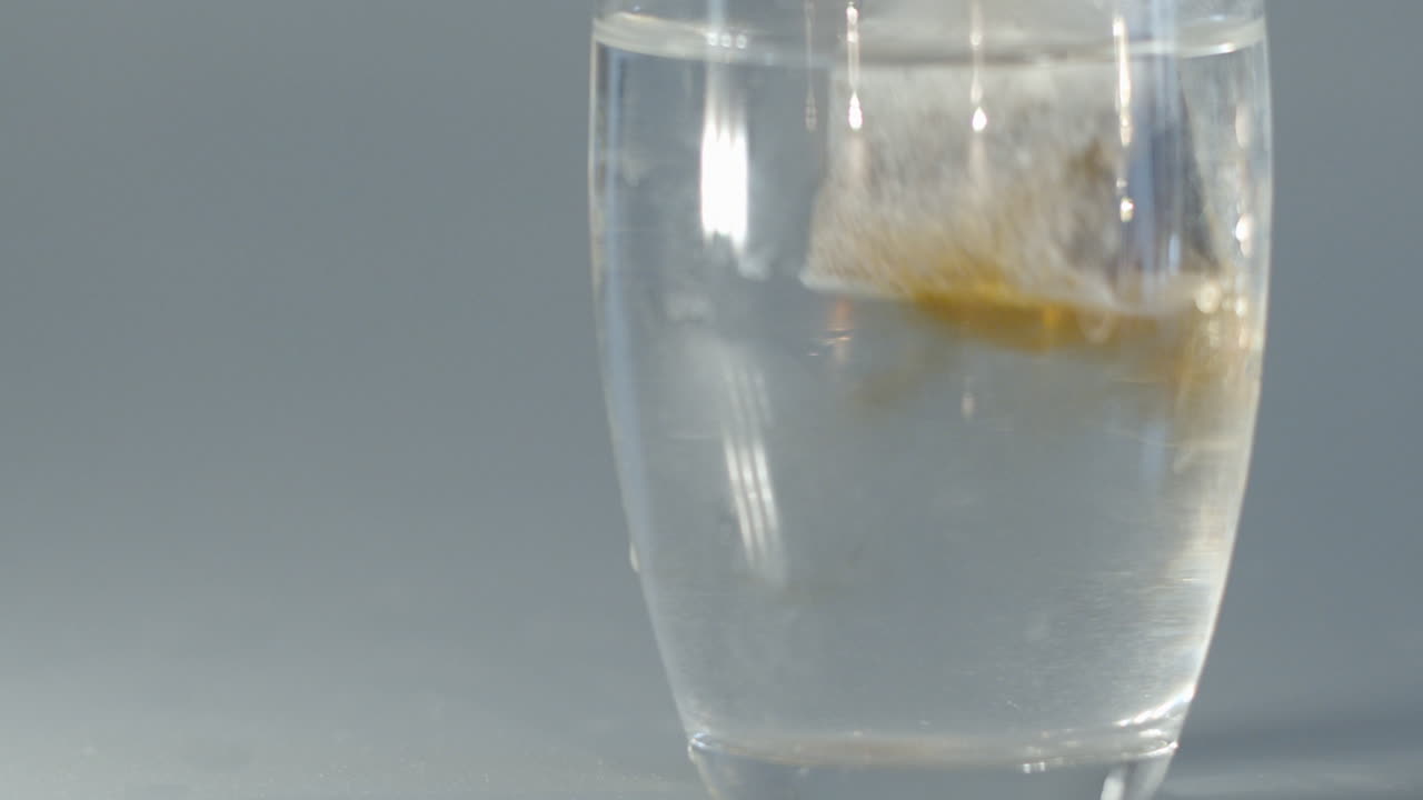 티백이 물컵에 담겨 있음 - 닫기 - 60fps