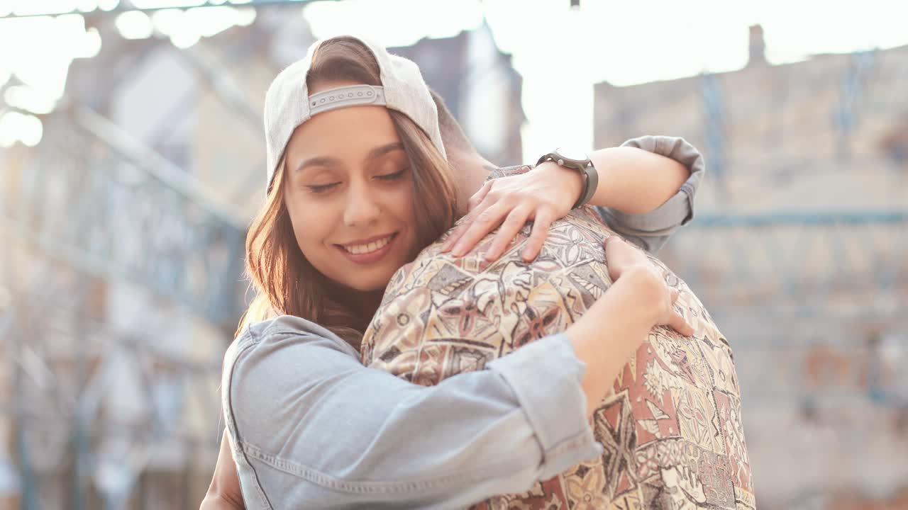 거리에서 껴안고 있는 힙스터 행복한 커플의 클로즈업 보기