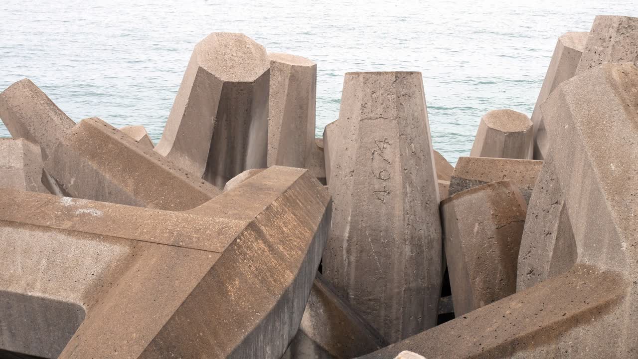 해안선에 콘크리트가 형성된 해안선 해양 방어 기하학적 형태 공학