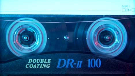 cassette de audio en el reproductor. primer plano