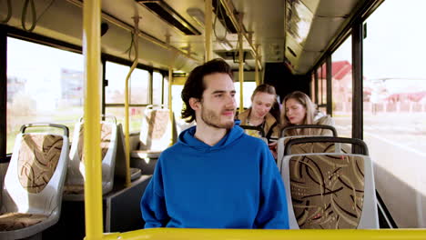 mujer joven subiendo al autobús.