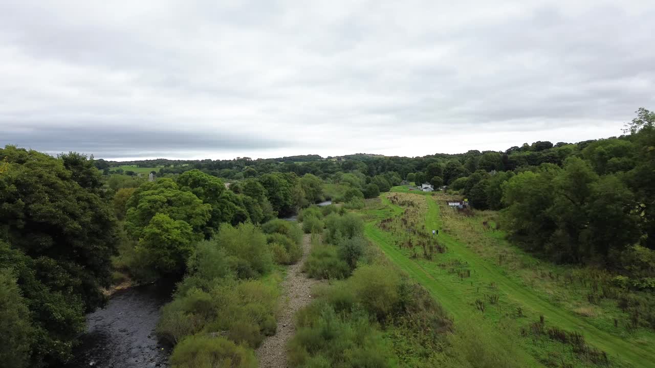뉴턴 케이프 다이아듀크의 아치를 날아다니는 공중 촬영 - 비 오클랜드, 더럼 카운티 - 영국