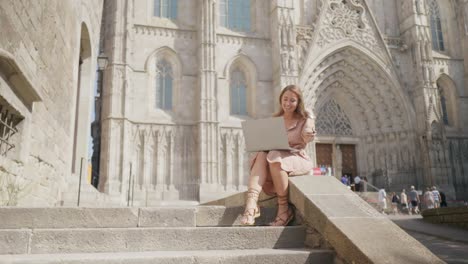 Hübsche-Frau,-Die-Draußen-Am-Laptop-Arbeitet.-Lächelnde-Geschäftsfrau,-Die-Auf-Den-Laptop-Bildschirm-Schaut