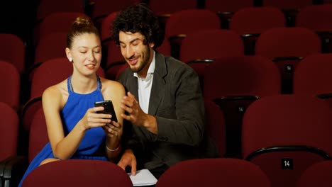 pareja usando teléfono móvil 4k