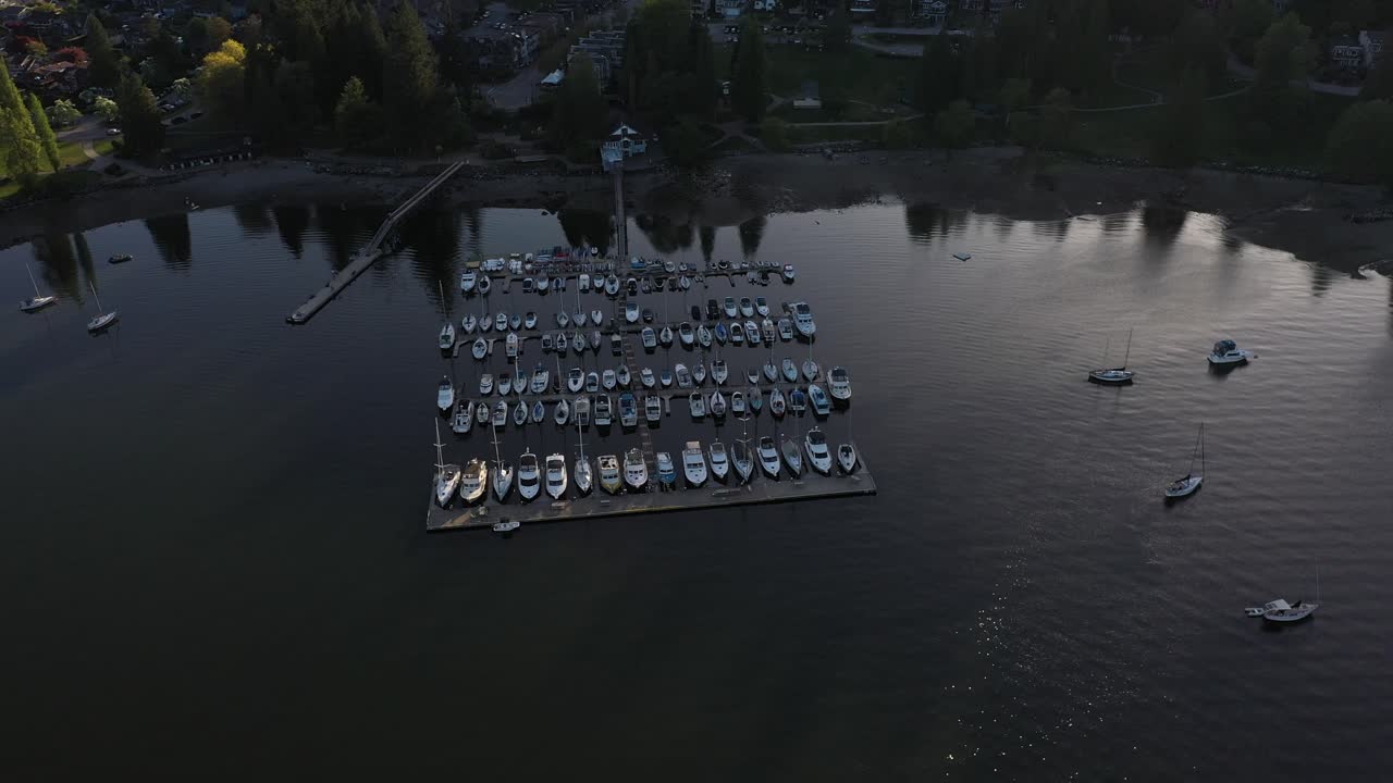 깊은 코브, 브리티시 컬럼비아 위에 꿈꾸는 저녁 빛