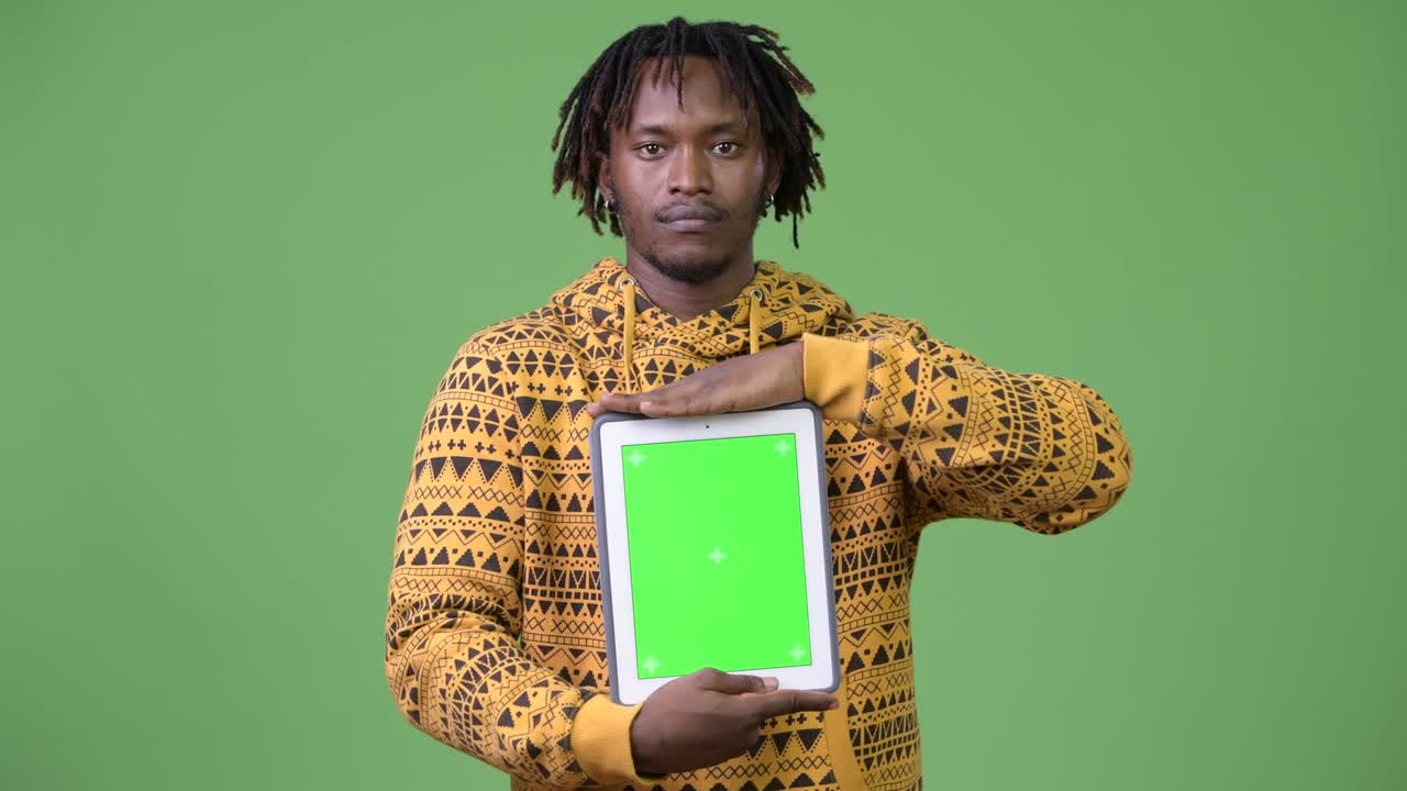 Ung flot afrikansk mand viser digital tablet