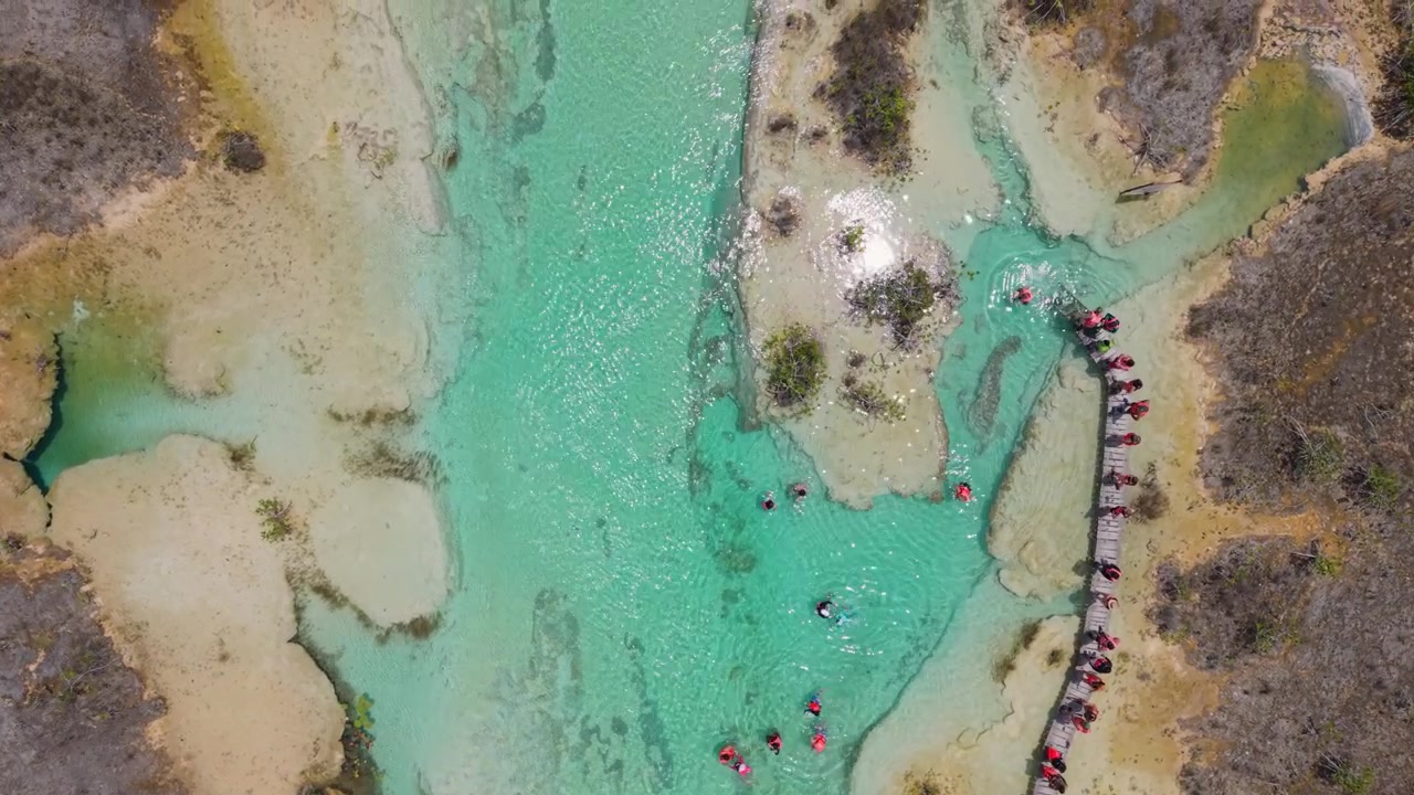 Panorama con drone di Los Rápidos e delle stromatoliti nella Laguna di Bacalar, Messico