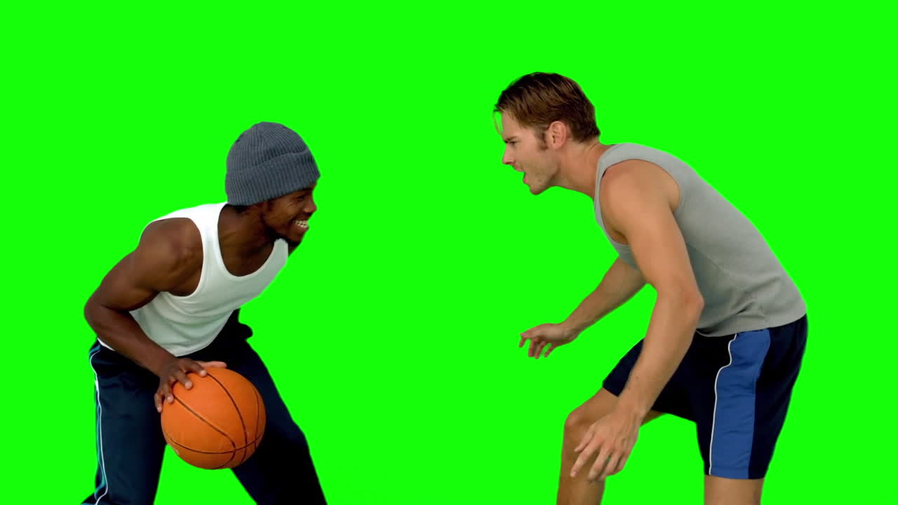 Uomini che giocano a basket