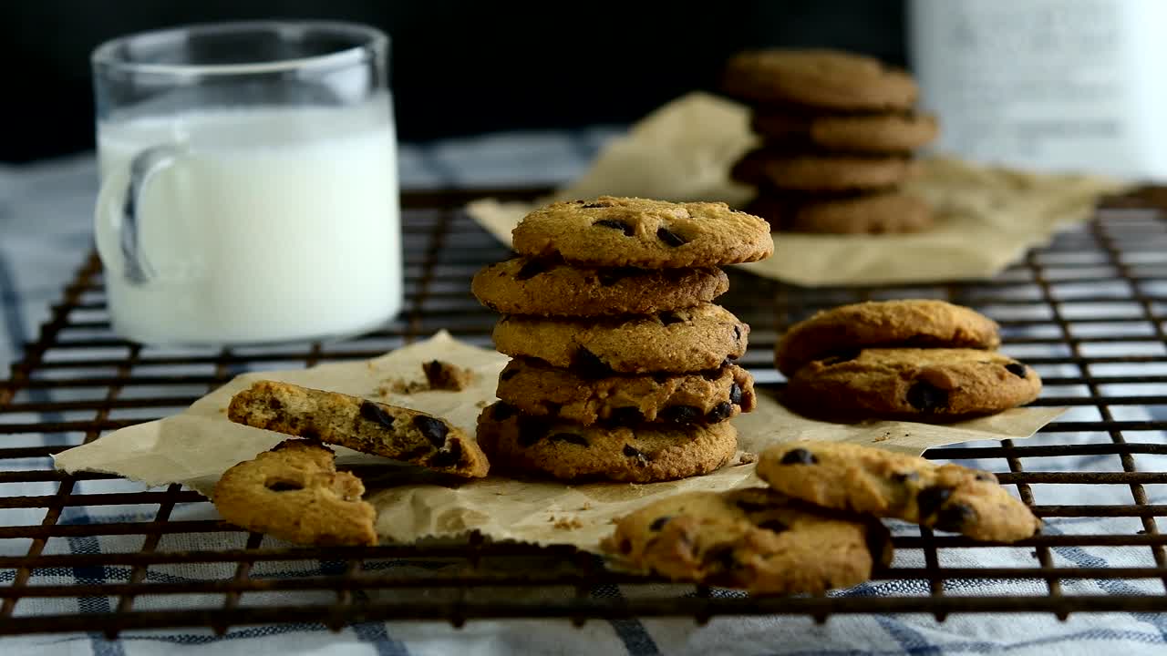 galletas de chocolate y un vaso de leche para el desayuno. 4k primer plano