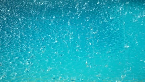 la lluvia cae en la piscina.