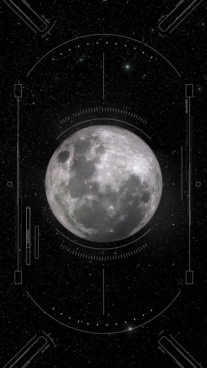 HUD futuristico con dati e sistema di puntamento che analizza una luna piena dettagliata su uno sfondo stellato.