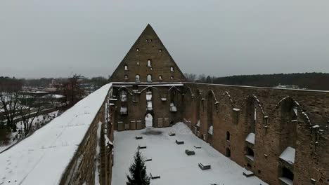 las ruinas de pirita convet en tallin, estonia