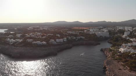 Aérea:-Hermosa-Vista-De-La-Costa-Y-La-Ciudad-De-Cala-D&#39;or-En-Mallorca,-España