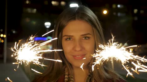 mujer con chispas en la noche