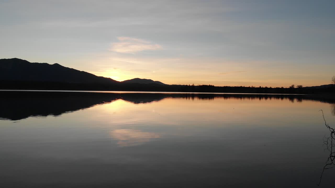 독일 바이에른의 스태펠제 호수는 nd 필터가 있는 4k의 dji 드론으로 호수 위로 날아가는 오후 황혼에 기록되었습니다.