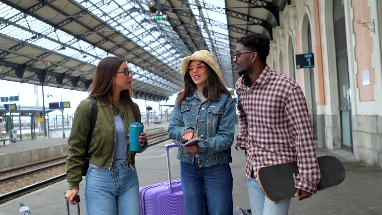 gente en una estación de tren
