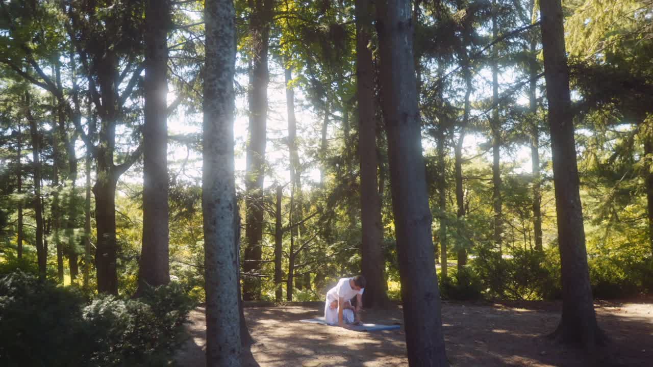 옷을 입고 샷 백인 성인 남자를 닫습니다