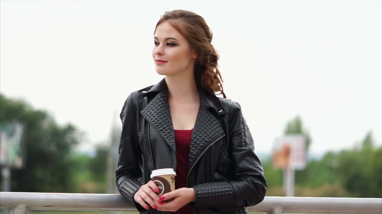 Mujer joven con café.