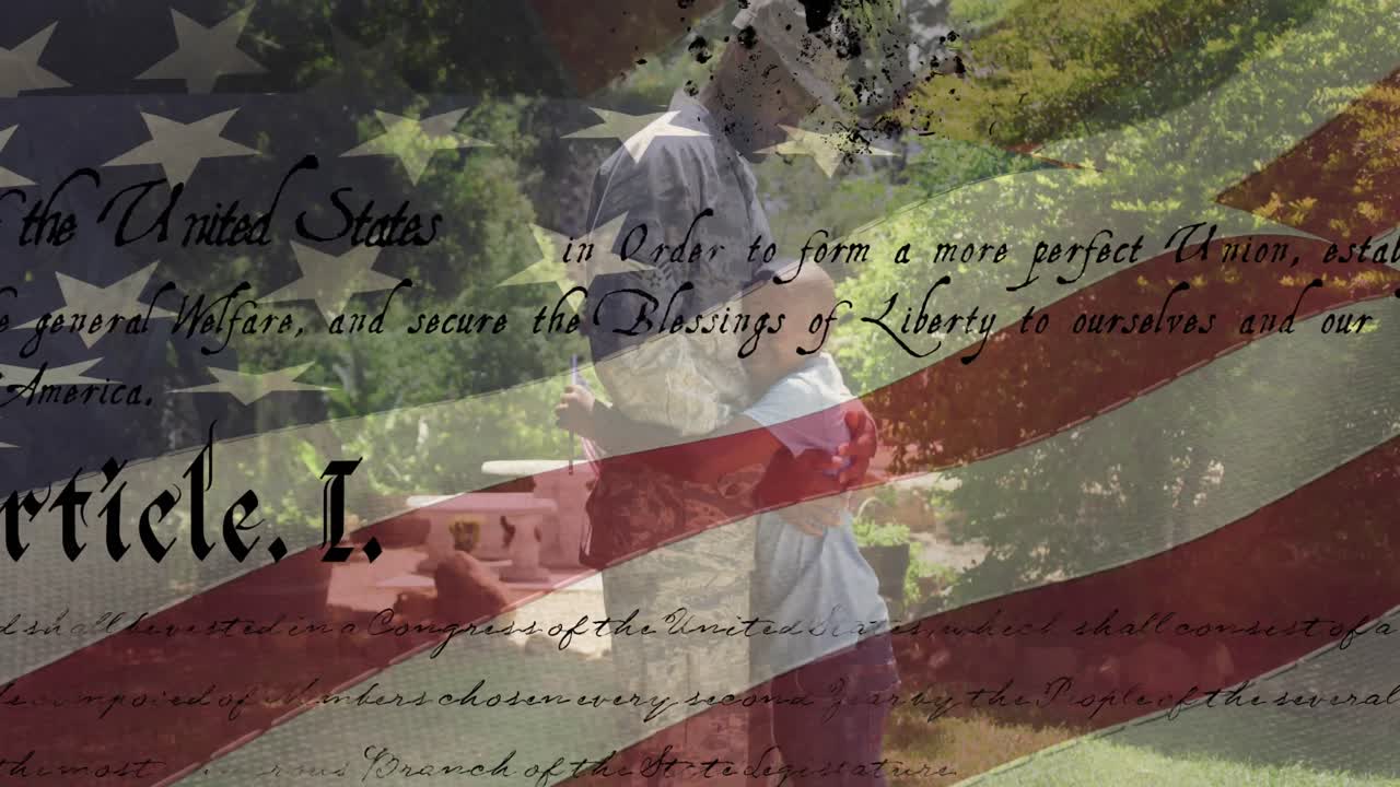 아들을  ⁇ 안고 있는 아프리카계 미국인 남성 군인 위에 있는 미국 국기의 애니메이션