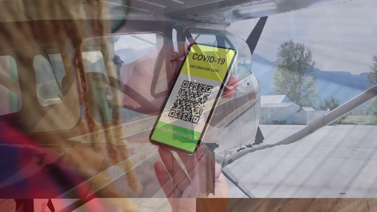 composición de un hombre sosteniendo un teléfono inteligente con código qr en la pantalla contra un plan privado en el aeropuerto