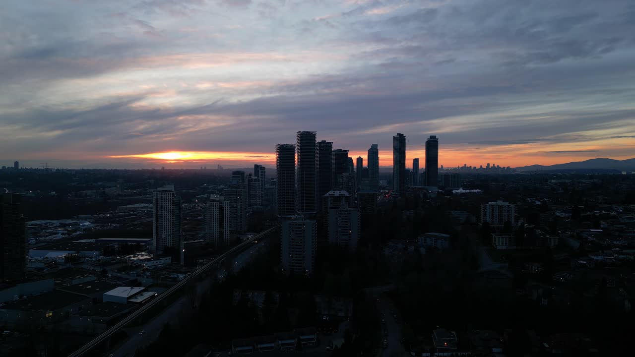 paisaje panorámico de la ciudad por la noche, colorido cielo al atardecer