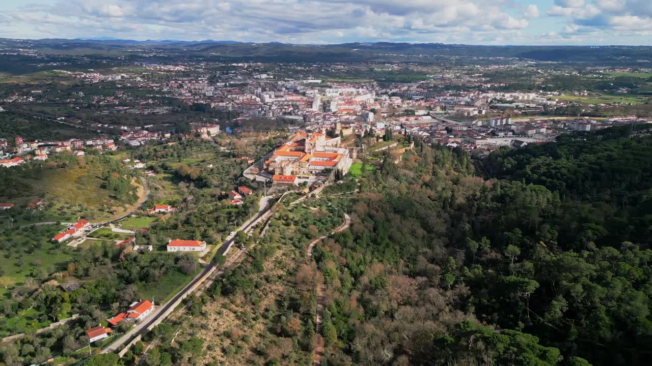 Smuk luftfoto af Kristusklosteret i Tomar, Portugal under en blå himmel