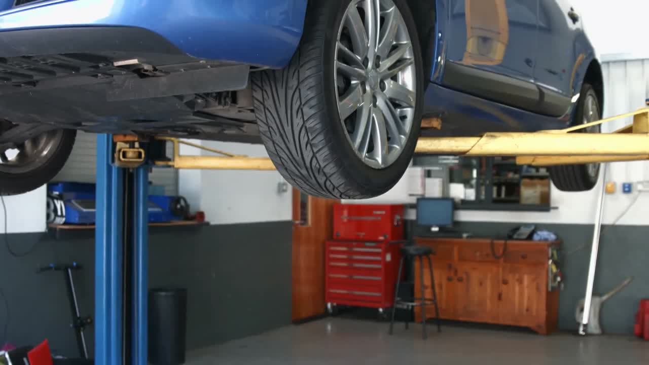 plataforma hidráulica dejando caer un coche