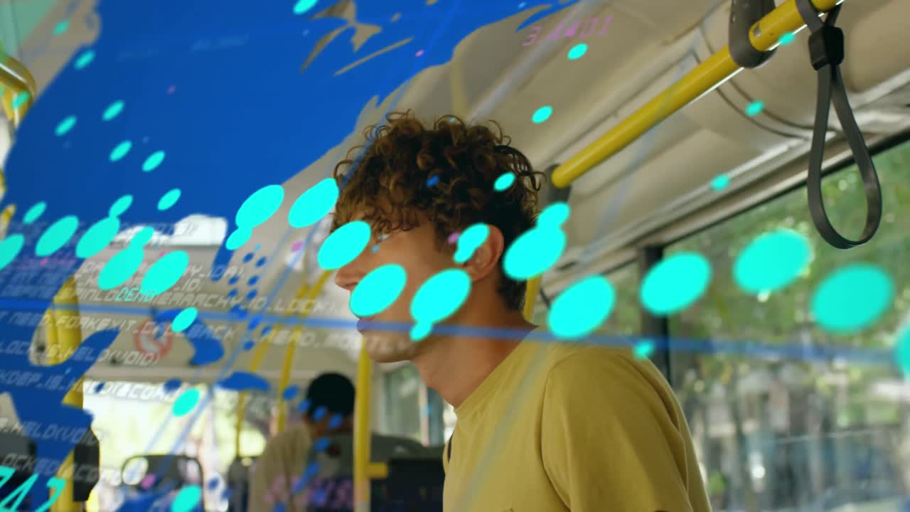 데이터 처리 및 세계 지도의 애니메이션 버스에서 여행하는 사려 깊은 백인 남성