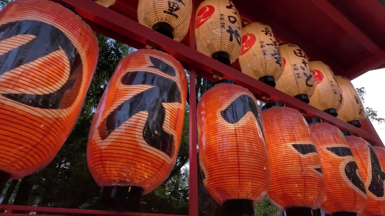 Zářivé japonské červené lucerny v chrámu v Kjótu, Japonsko