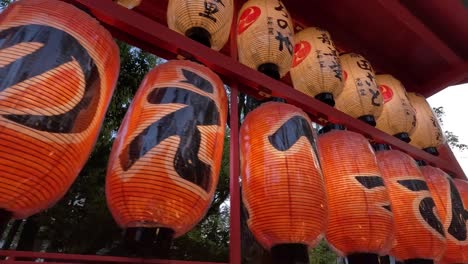 Lebendige-Japanische-Rote-Laternen-In-Einem-Tempel-In-Kyoto,-Japan