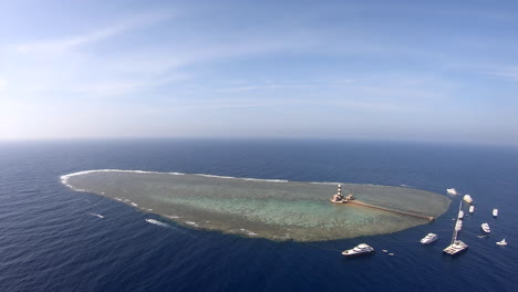 toma aérea con drones para el arrecife daedalus, que se encuentra a 180 km al sur de las islas hermanas.