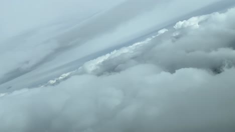 Durch-Einen-Stürmischen-Himmel-Fliegen