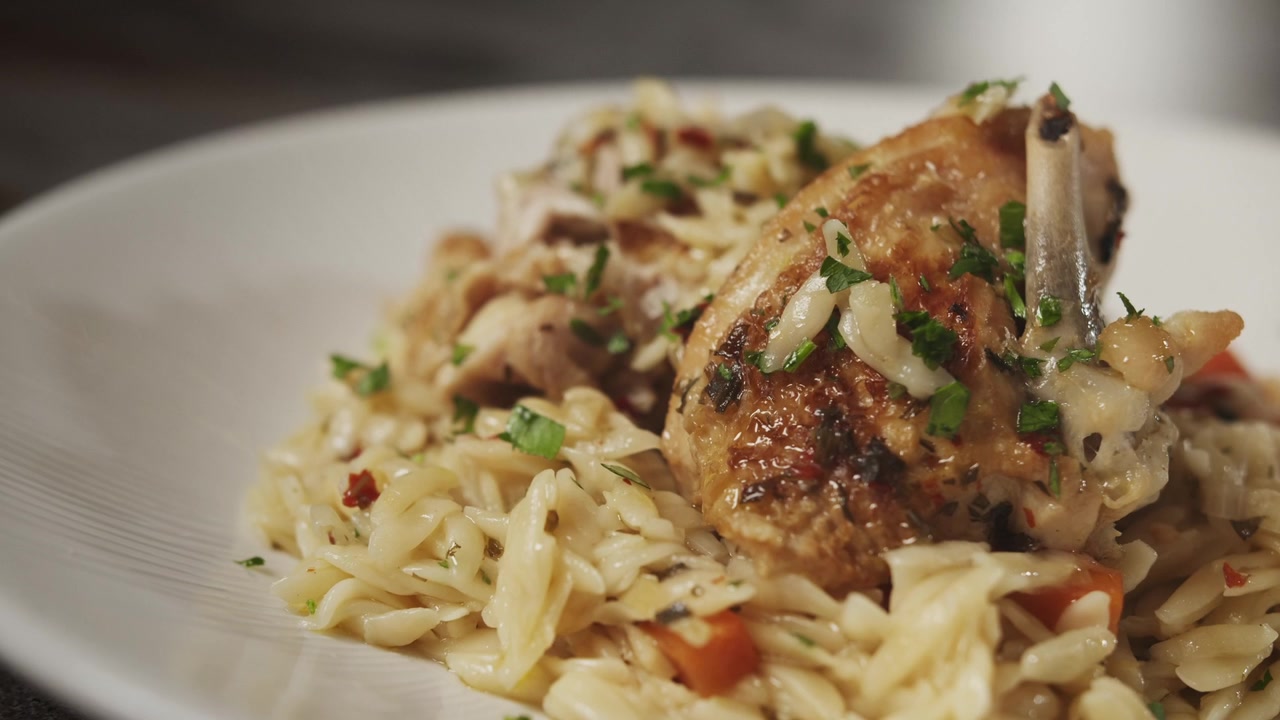 Un gustoso piatto di pollo e orzo servito