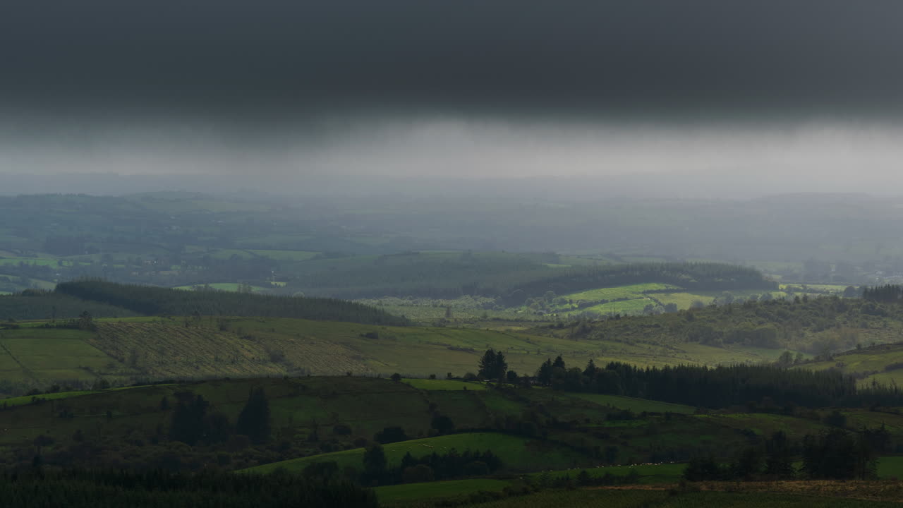 lapso de tiempo del paisaje rural con colinas y campos en un día nublado y dramático en la irlanda rural