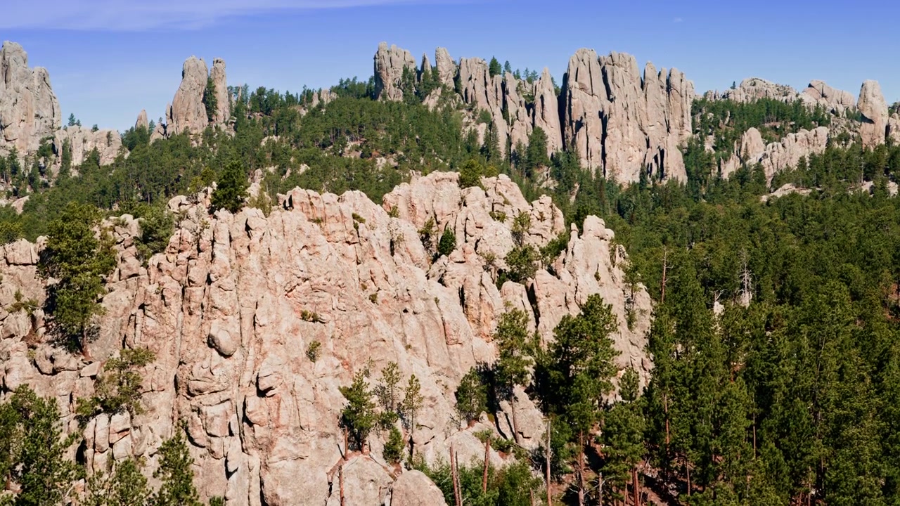 Filmagem aérea de drone de terreno rochoso único perto da região de Black Hills, Dakota do Sul.