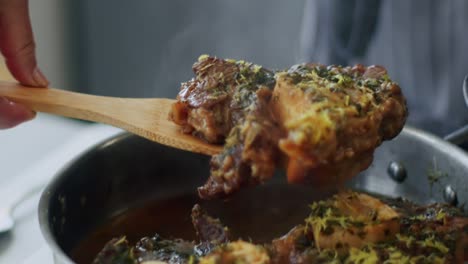 mujer sirviendo delicioso ossobuco en un plato de cerámica