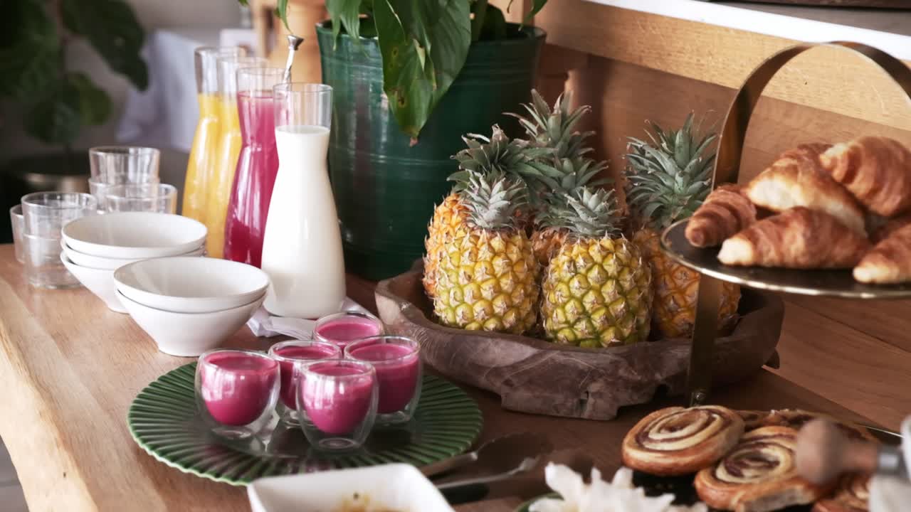 hermoso desayuno buffet con frutas, jugos y pasteles