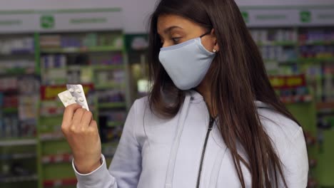 mujer en una farmacia con medicamentos