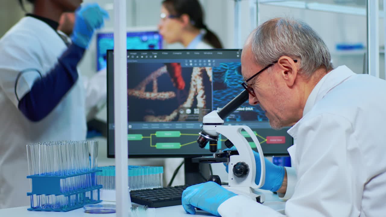 현미경 아래 dna 실험을 수행하는 의학 연구 과학자