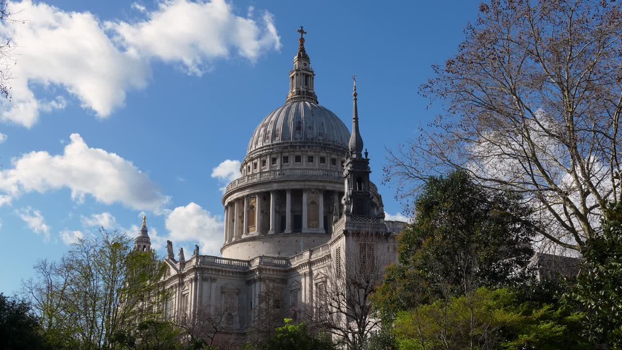 Catedral de São Paulo em Londres com vista para a cúpula e árvores circundantes.