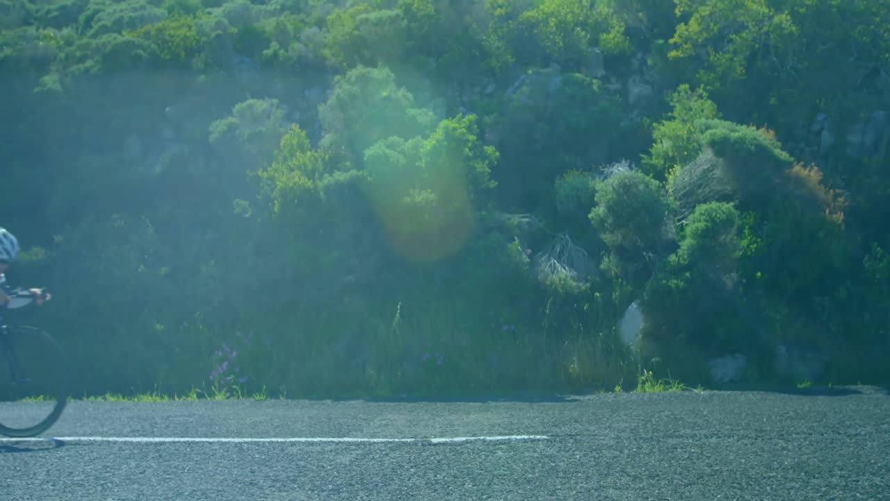 카우카스인 남자가 자전거를 타고 있는 프레임의 애니메이션