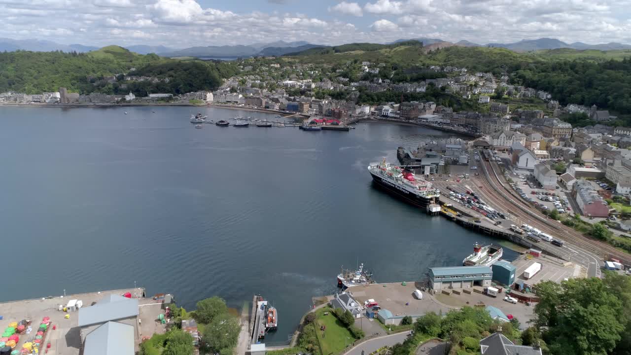 오반 마을과 해변 항구 위의 공중 푸시 인 샷