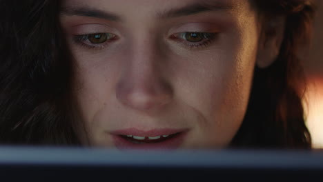 retrato de cerca mujer atractiva usando una tableta navegando en línea viendo películas por la noche disfrutando del entretenimiento