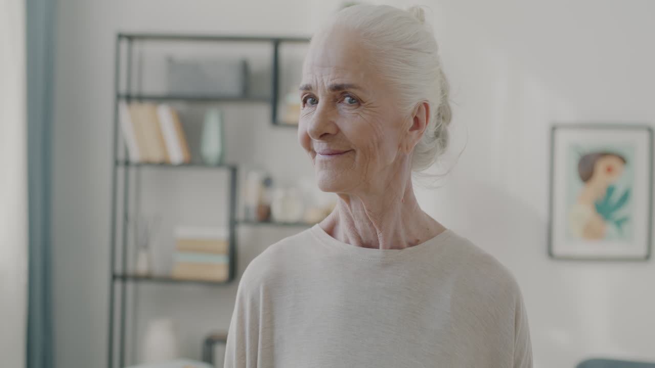 retrato de una mujer mayor sonriente